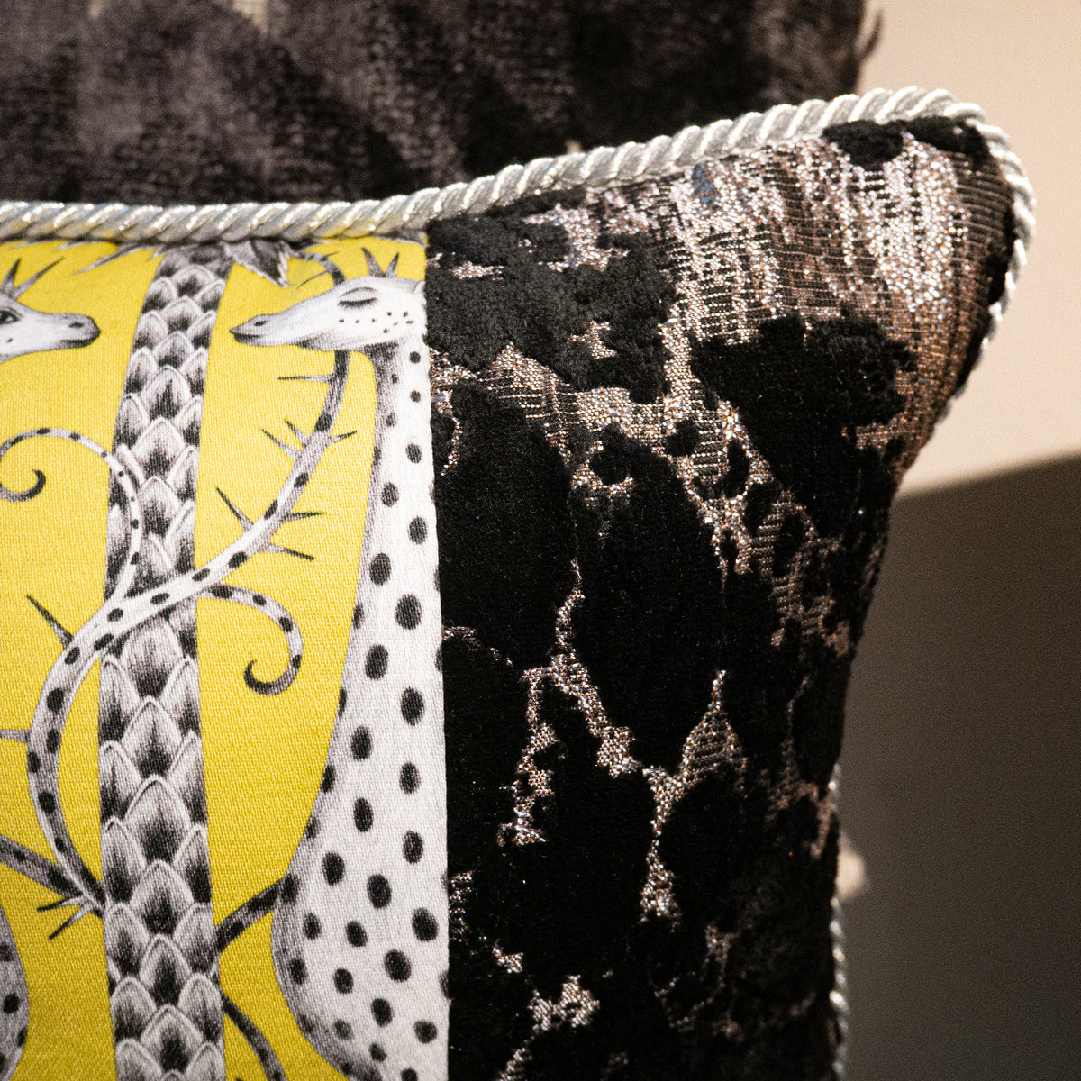 47×32cm角 コラージュクッション Black&Silver&Yellow Giraffe with Silver Rope